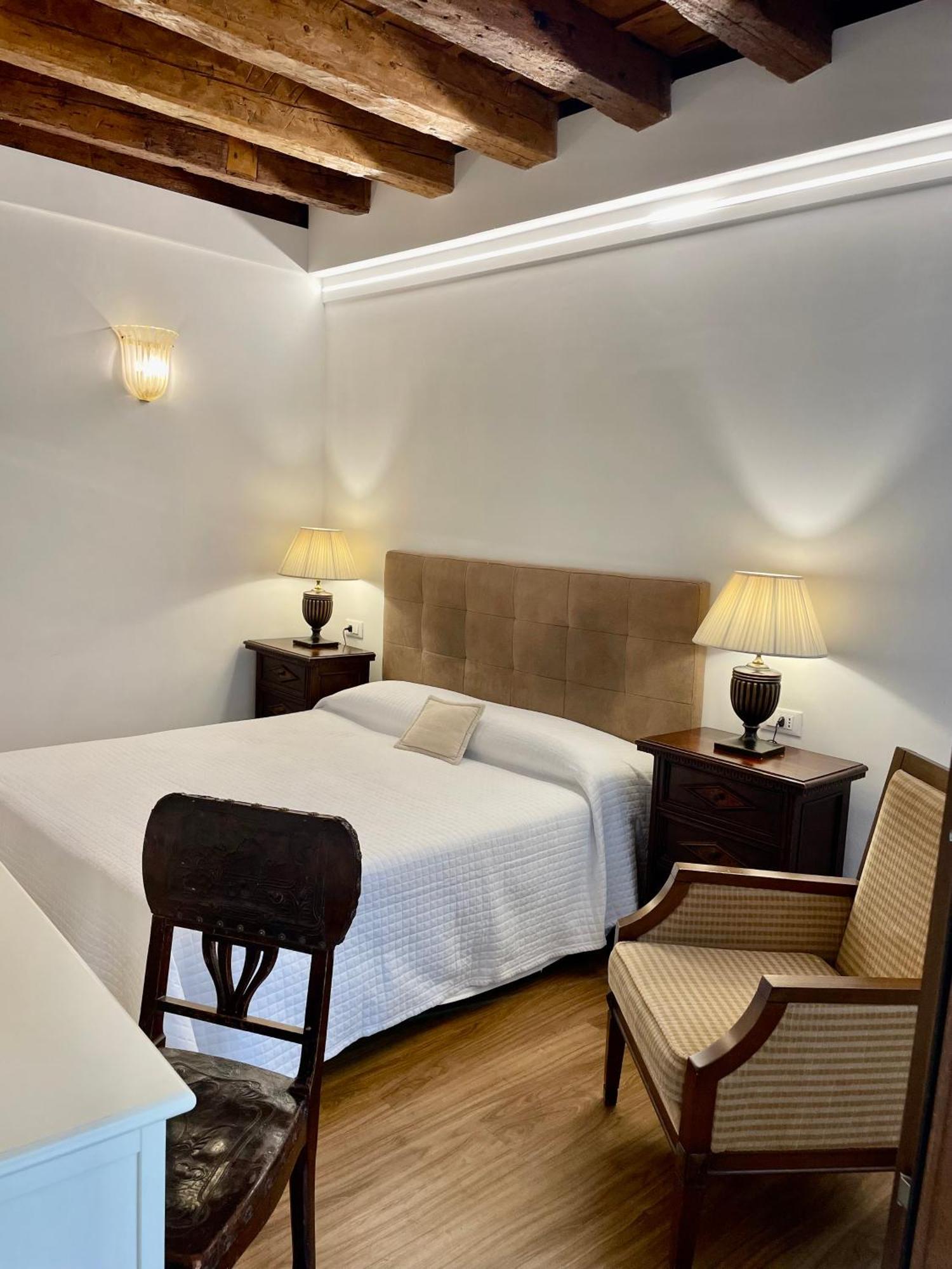 Locanda Console Palais *